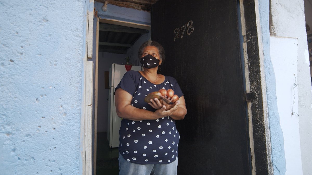 “A while back I asked my nephew to take a look in the fridge. Do you know what I had? Water,” says Maria da Conceição Oliveira, a resident of Jardim São Remo, a favela in the West Zone of the city of São Paulo. “Everything they send is welcome. Bless those people who help us”.