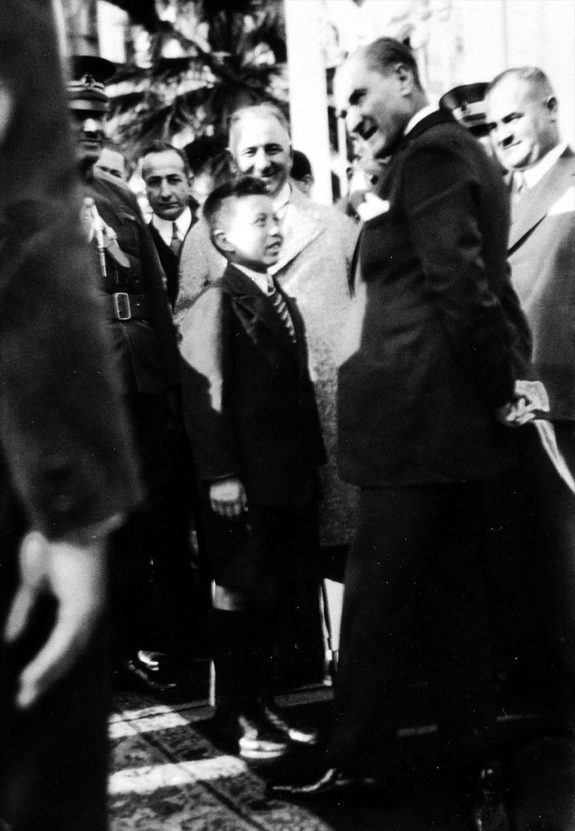 Ulu Önderimiz Gazi Mustafa Kemal Atatürk’ün Yalova'da tanıyıp himayesine aldığı, tedavi ettirdiği ve okuttuğu Çoban Mustafa ile birlikte bir yıl arayla iki fotoğrafı... 

1929-1930