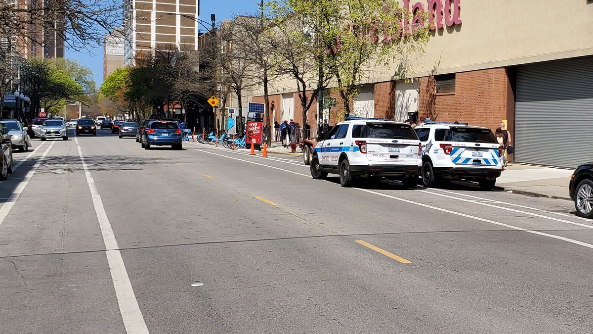 bikelaneuprise's tweet image. Happy Earth Day from the Chicago Police Department parked in the bike lane 🌎