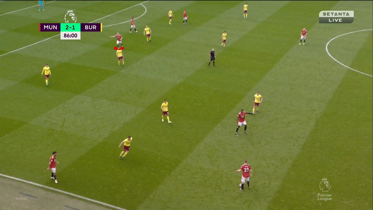 Donny calls for a pass but Bruno rejects it because he wants to slow the game down. He passes to Shaw.Donny calls for it again but Shaw does the same thing.Poor Donny lol.