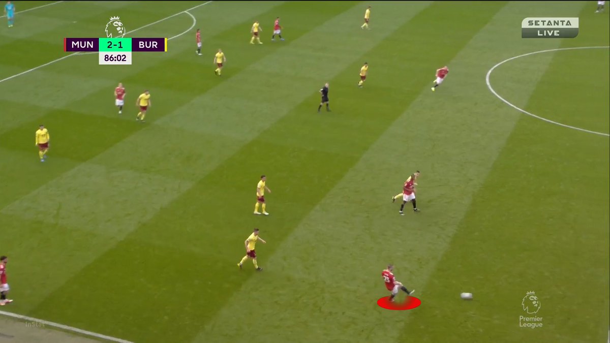 Donny calls for a pass but Bruno rejects it because he wants to slow the game down. He passes to Shaw.Donny calls for it again but Shaw does the same thing.Poor Donny lol.