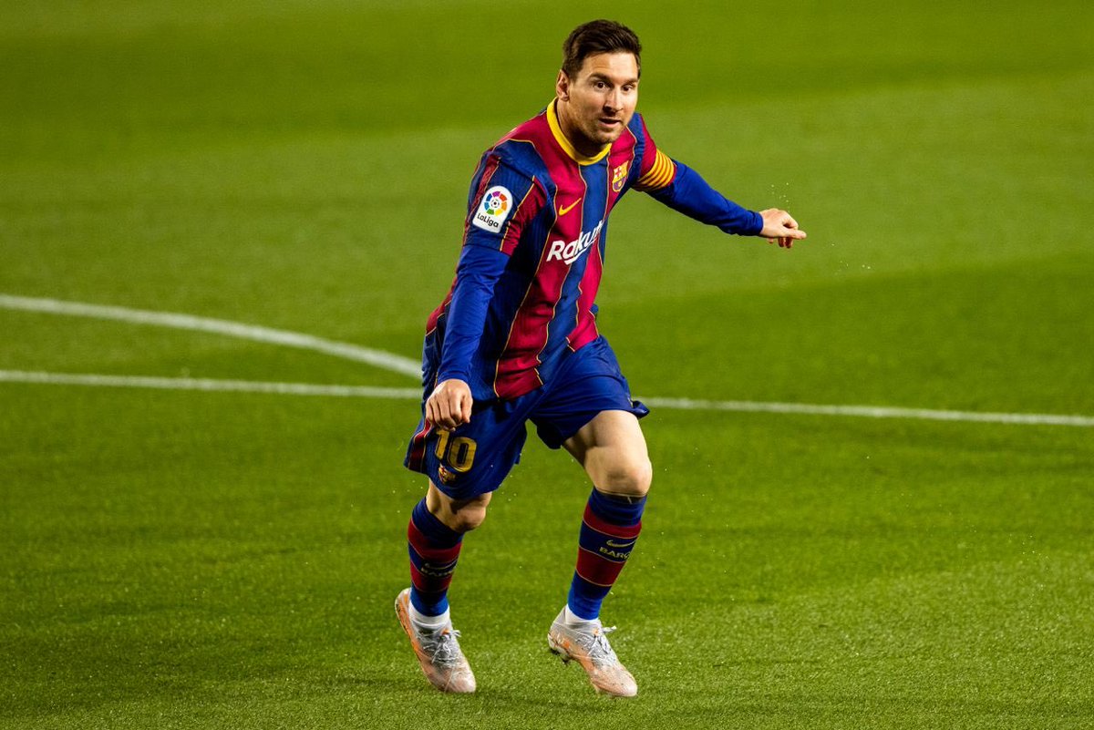 Muchos hablan de Haaland y Mbappé, pero el 2021 de Messi es insultante para el resto de mortales: 23 goles y 8 asistencias. 

No intenten compararlo. El mejor del mundo cada año. El número uno de la historia del fútbol.