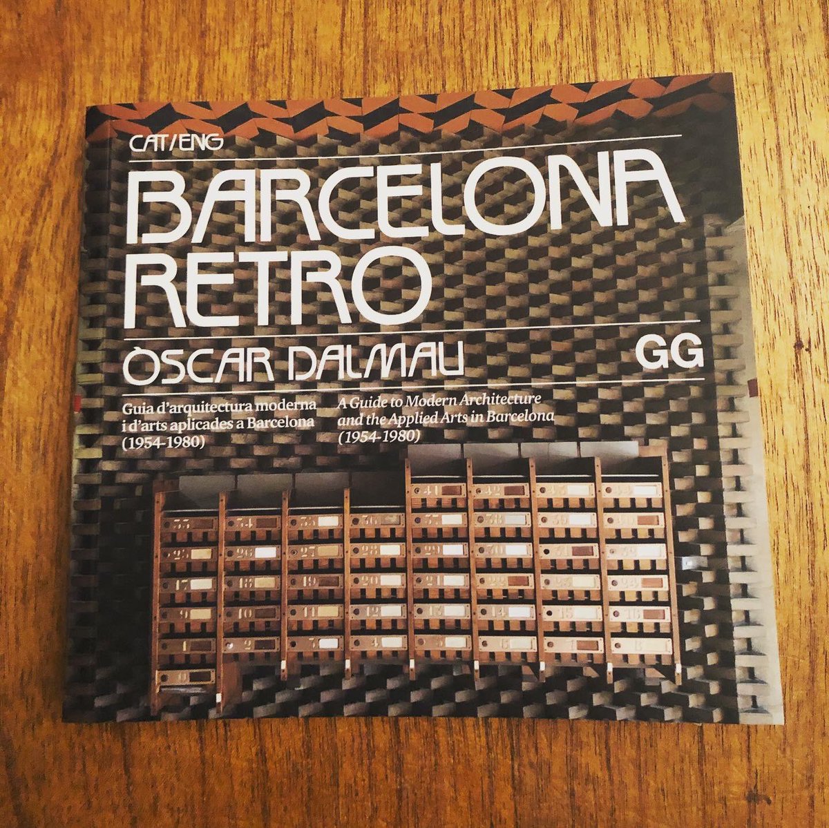 MJesusCanizares's tweet image. Un avance de #SantJordi21 💜#barcelonaretro @philmusical @editorialgg #bookstagram #arquitectura #barcelona #building #city #retrostyle #retro #libros📚