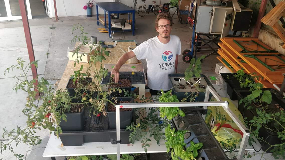 Good practice  #MakersMobility &  #ResidencyMakers #VeronaFablab In June 2019, they welcomed for +3 months Julien Bonnaud, as a  #ResidencyMaker, supported by  @InnVeneto to work on projects like hydroponic cultivation, sewing ...Doc on  @MakerTour:  https://www.makertour.fr/workshops/verona-fablab