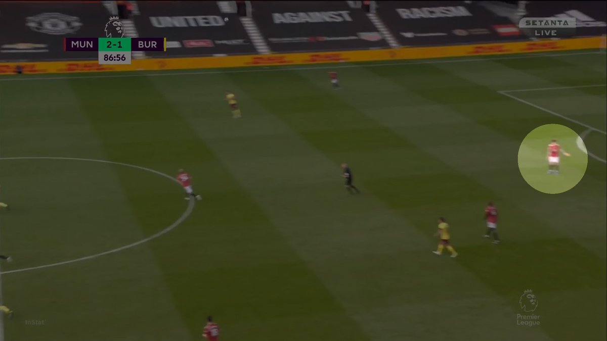 One reason why we struggled to hold out the game as well is because we panicked under pressure. Here, Harry's marked and Victor shows himself wonderfully to receive an easy ball. Harry kicks it long and Victor tells him to calm down.It's that calmness Ole loves from Lindelöf.