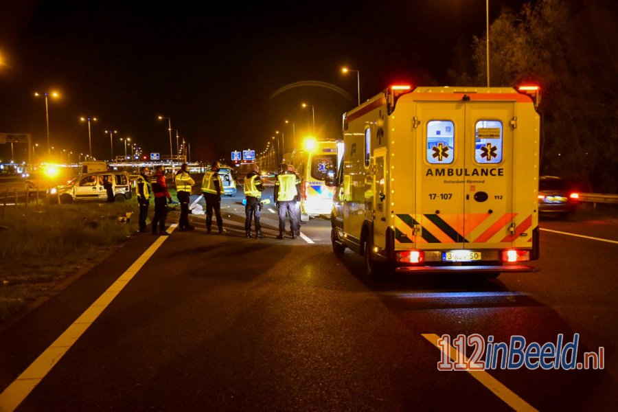 Twee gewonden achtergelaten na ernstig ongeval op de A15 in #Rhoon. 112 in Beeld.
