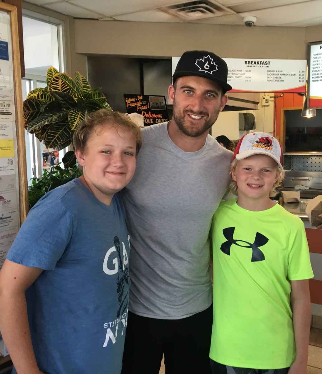 Not a leafs fan but happy to see <a href="/NickFoligno/">Nick Foligno</a> with a point. Hometown #Sudbury rocks!  #deluxeisthebest  kick butt in TO Nick! #SudburyWolvesAlumni
