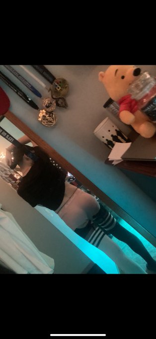 🌹&hearts;️ 19 Years old // https://t.co/lNAg4J5bWu ✨Dick rates✨Custom Videos/Pics per request✨Actively reply