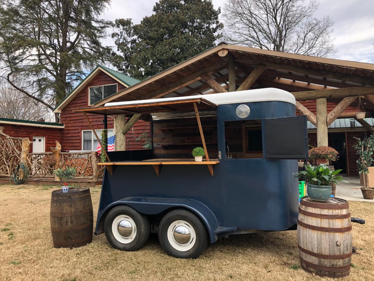 BybEvent's tweet image. We Love this Bar! And so will you at your next event!  Call us today to reserve our mobile bar for your wedding, graduation parties, birthdays and special events!! BYB Event Services has all of your needs covered. 
Bybeventservices.com  Callus at 1-877-BYB-4FUN