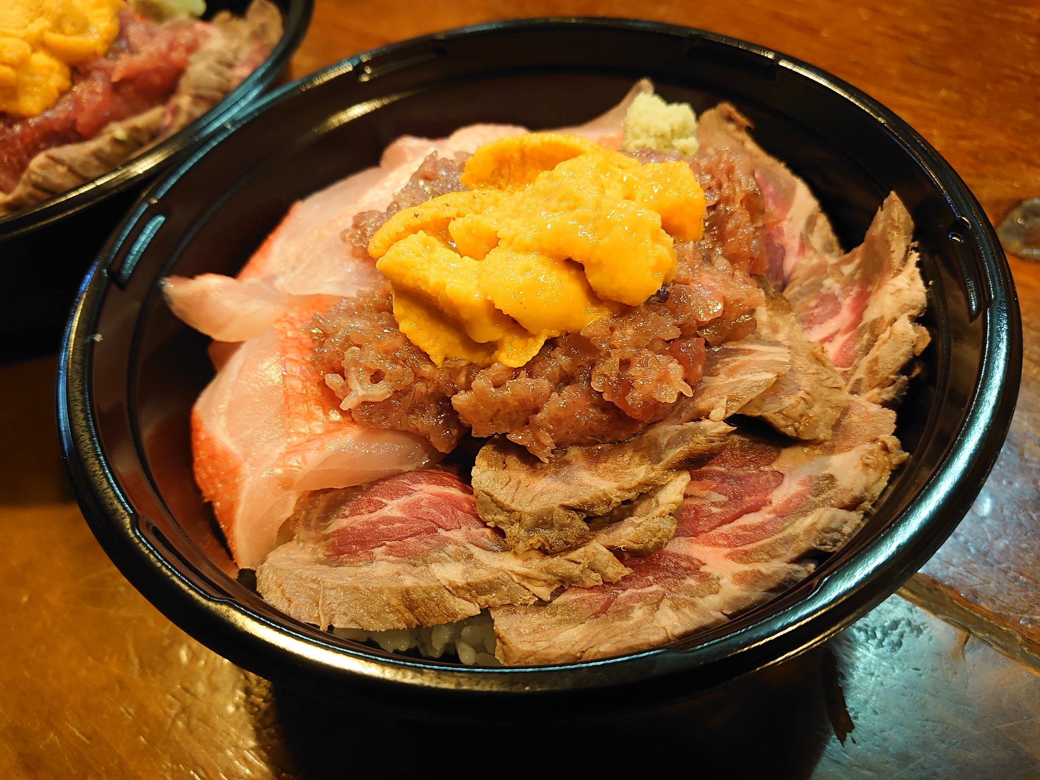 開国 しゃちょ ランチ限定の豪華なみなみ丼1980円 税込み2178円 下田最高クラスの地金目鯛と旨味の濃い伊豆牛の赤身 ねぎとろ 生うにの口の中が幸せになる丼ぶりです テイクアウトもできます 開国厨房なみなみ 静岡県下田市三丁目3 26 0558 23