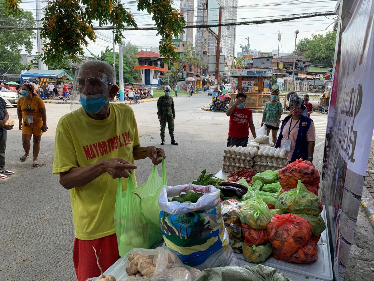 ThePUPOfficial's tweet photo. LOOK: Polytechnic University of the Philippines sets up #CommunityPantry through Lingap Komunidad ExtensionProject. 

Among the target beneficiaries are students, employees, faculty members, and residents of adopted barangays.

#MulaSaIyoParaSaBayan https://t.co/EEXGJ6Z0Bd