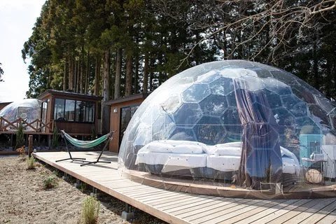 旅する2人 Hitotoki リリース 千葉県市原市に今月日にオープンした 高滝湖グランピングリゾート がすごい 廃校となった旧高滝小学校を利用したカリフォルニアテイストなグランピング施設 透明なクリアドームテントやペットも同伴できるドームなど