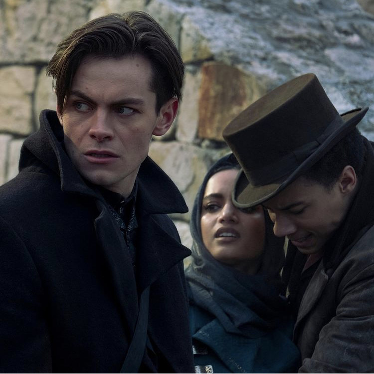 GrishaNetflixTV's tweet photo. New SHADOW AND BONE stills via @Netflix_CA with Alina, Kirigan, and the Crows! https://t.co/lsAXsnfdi9