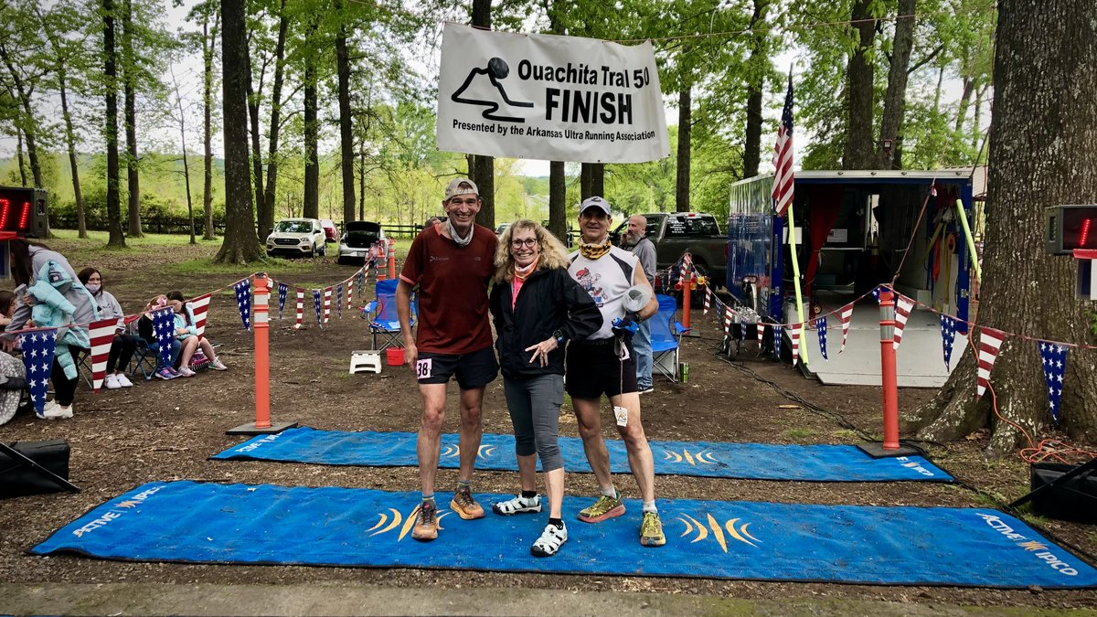 iRunFar's tweet image. After running a 50-mile race without a watch, AJW (@ajoneswilkins) reflects on the other details you tune into when running by feel: i-rn.fr/AJWNoWatch