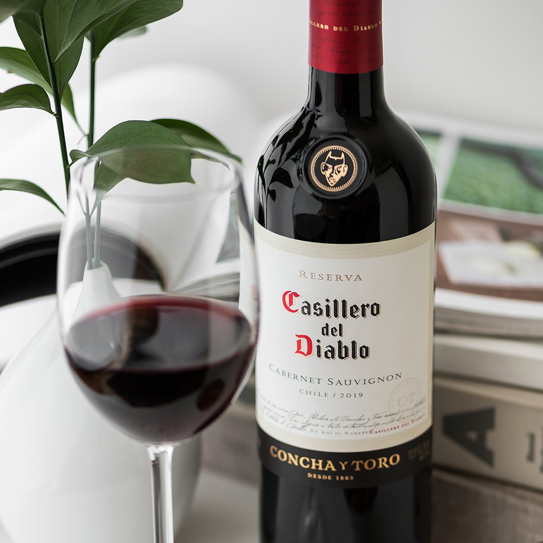 ¿Tú libro favorito para acompañar esta copa de Cabernet Sauvignon? 📚👀