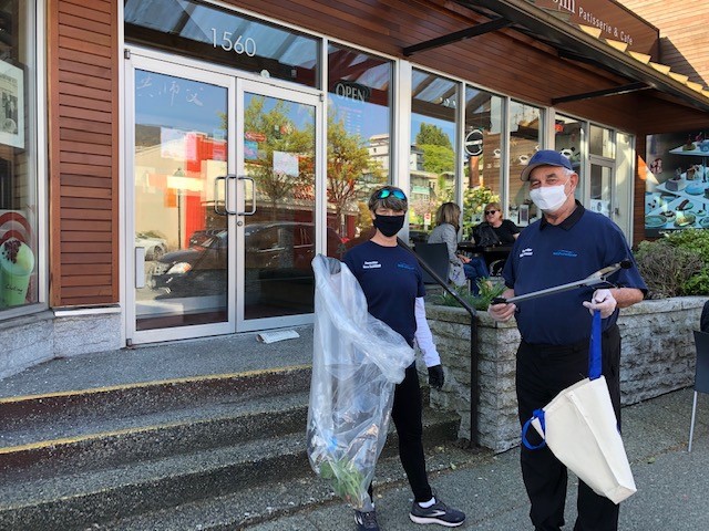 maryannbooth's tweet photo. I've been seeing many photos of community members of all ages helping to pick up litter this week as part of the #MayorsCommunityCleanup. I even saw photos of some familiar faces—Councillors Soprovich, Gambioli, & Thompson together with members of @ADBIAwv. Keep it up, #WestVan! https://t.co/XmDmF1Uqvh