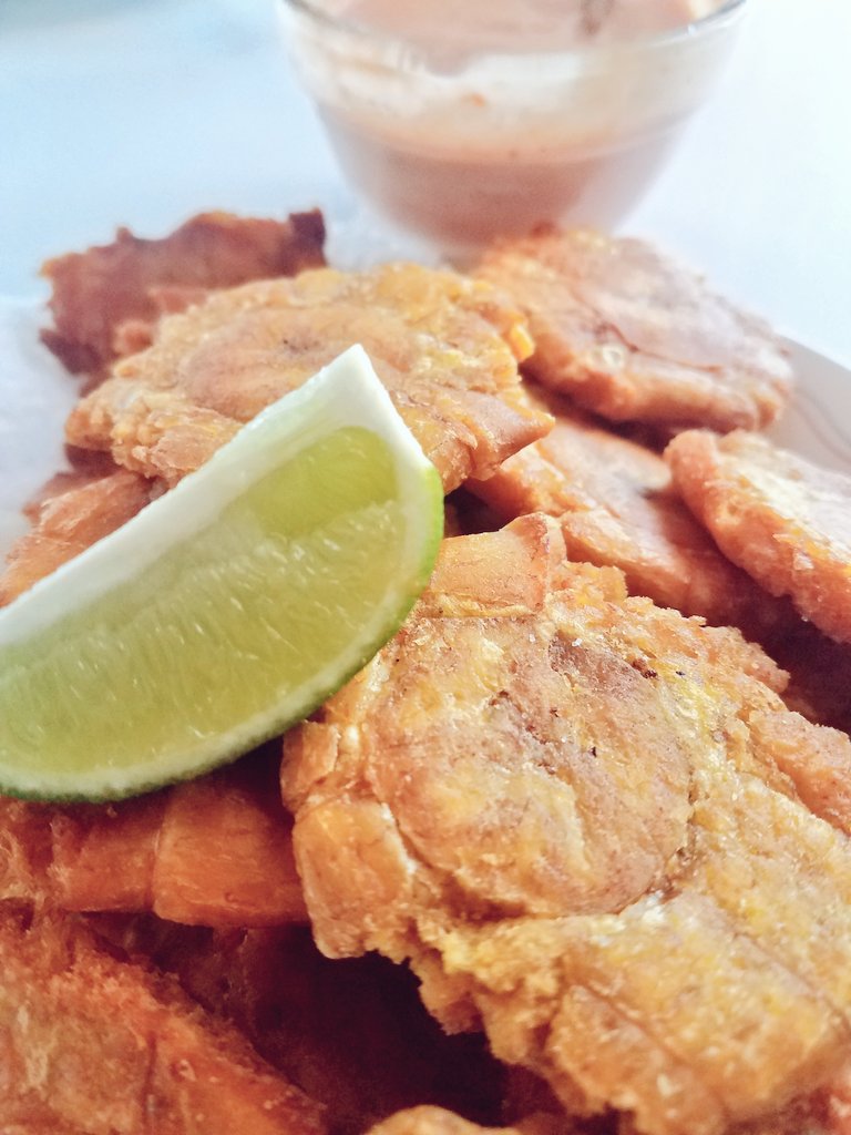 #Tostones and garlic mayo-ketchup. #jameneats loves some #puertorican #food. #friedfood is yummy https://t.co/HaI94fFGja