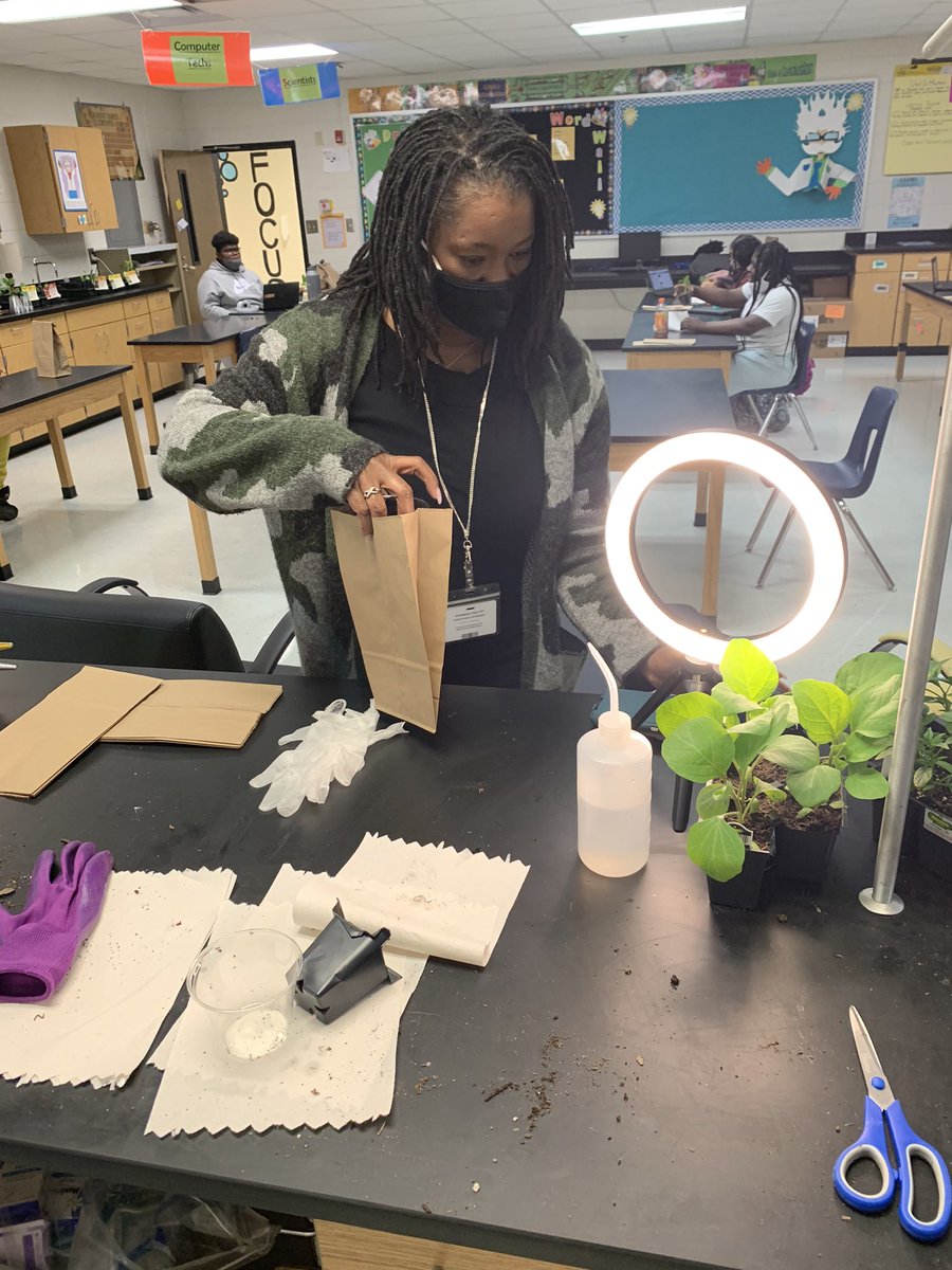 CCMSScience's tweet photo. #𝐌𝐞𝐚𝐧𝐰𝐡𝐢𝐥𝐞𝐀𝐭𝐓𝐡𝐞𝐂𝐫𝐞𝐞𝐤
@CCMPrincipal, Leah McDaniel, visited Ms. Lewis’s class today to participate in an engaging department wide #EarthDay2021 lesson!
#CampCreekStrong #CCMSScience https://t.co/yBhDI0N0yg