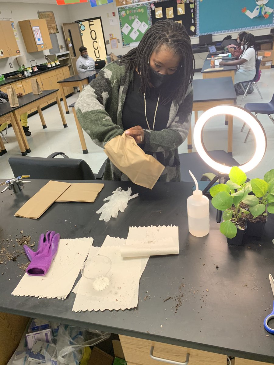 CCMSScience's tweet photo. #𝐌𝐞𝐚𝐧𝐰𝐡𝐢𝐥𝐞𝐀𝐭𝐓𝐡𝐞𝐂𝐫𝐞𝐞𝐤
@CCMPrincipal, Leah McDaniel, visited Ms. Lewis’s class today to participate in an engaging department wide #EarthDay2021 lesson!
#CampCreekStrong #CCMSScience https://t.co/yBhDI0N0yg