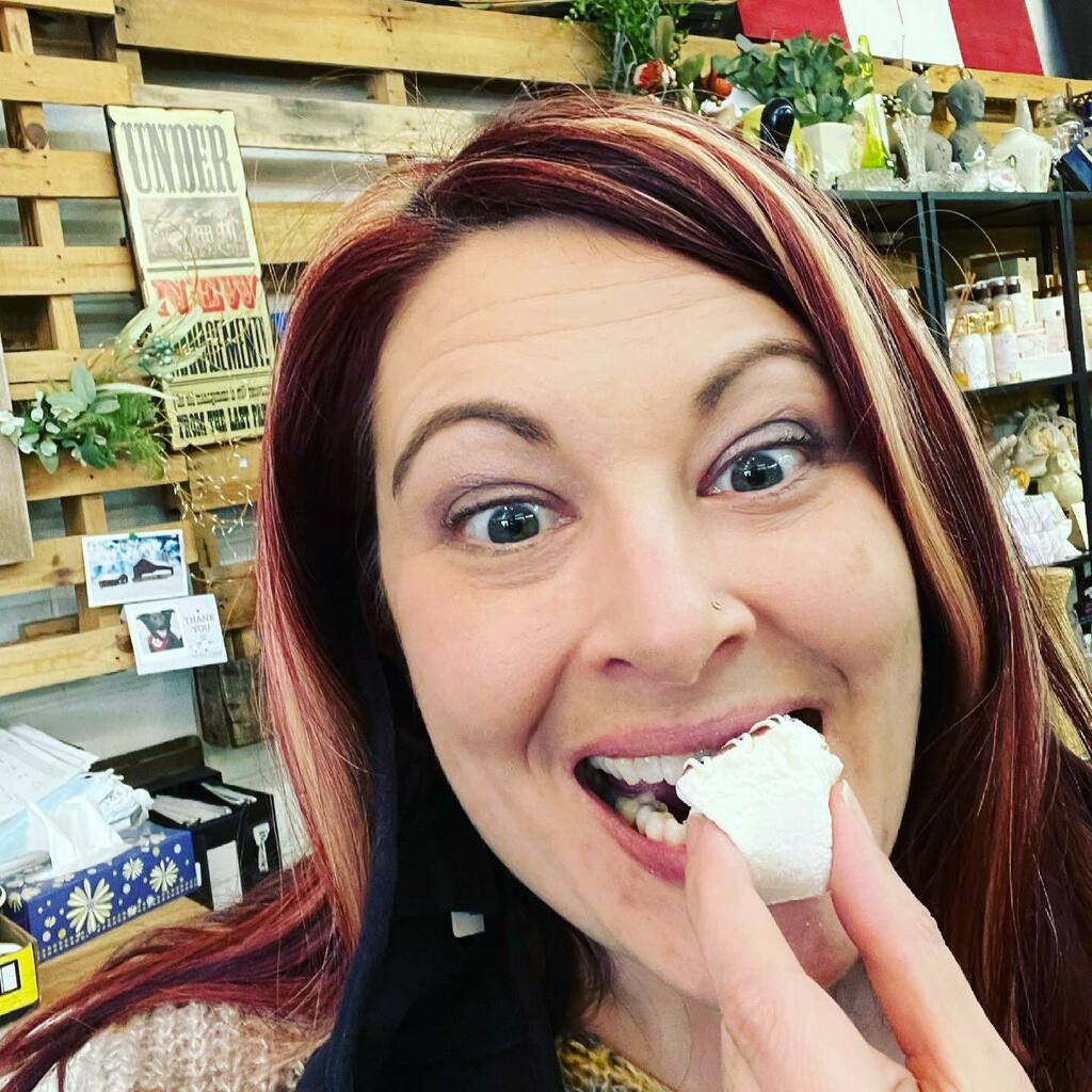 Merry120's tweet photo. What makes a dreary day better? Baileys marshmallows from @oodlesofchocolates !!! They are so soft, delicious and make me make funny faces. 😂 #nomnomnom #eeeeeats #homemademarshmallows https://t.co/4m6AnhHjN9 https://t.co/FvfaKedtBb