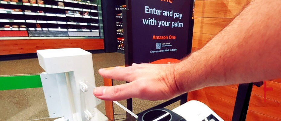  http://Amazon.com  Inc dijo que está implementando tecnología biométrica en sus tiendas Whole Foods alrededor de Seattle a partir del miércoles, permitiendo que los compradores paguen los artículos con un escaneo de la palma de la mano.