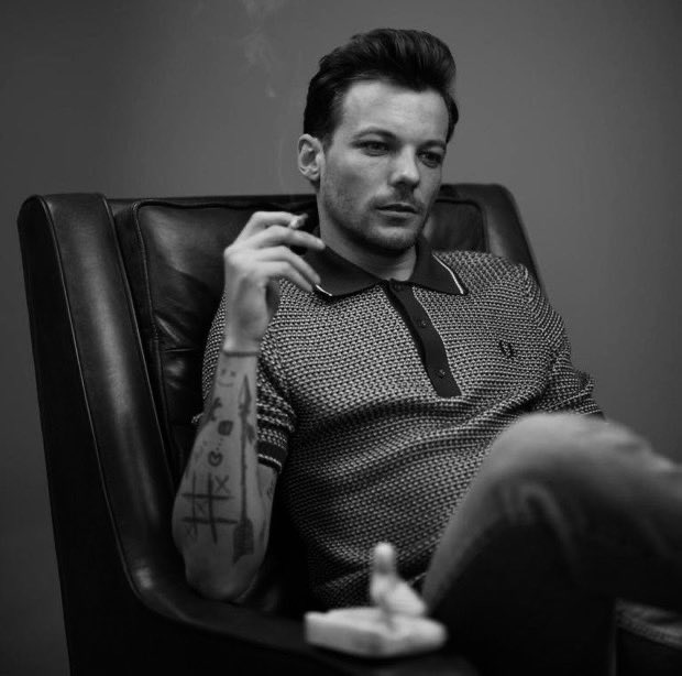 bad bitchi vote  #Louies for  #BestFanArmy at the  #iHeartAwards