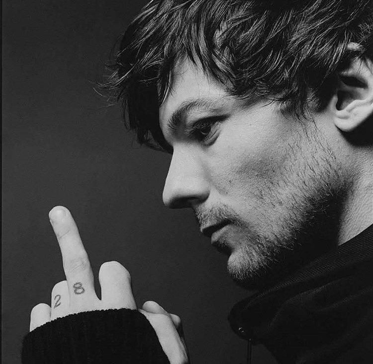 bad bitchi vote  #Louies for  #BestFanArmy at the  #iHeartAwards
