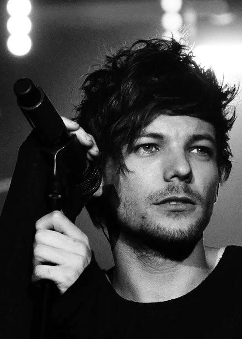 so hot and for what??i vote  #Louies for  #BestFanArmy at the  #iHeartAwards