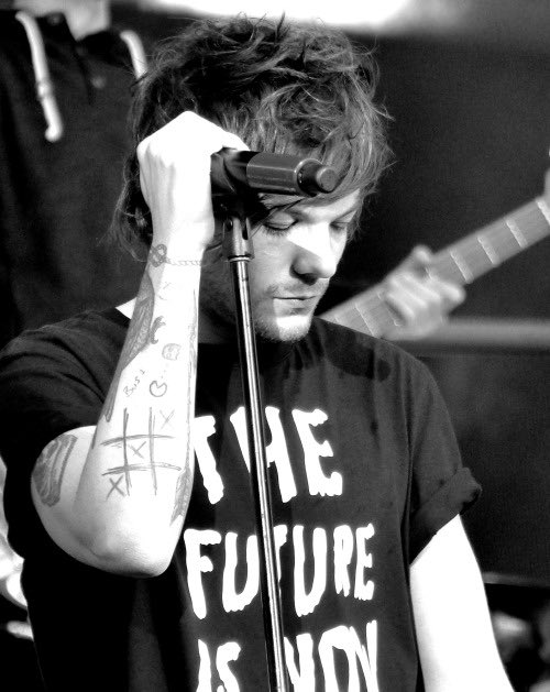sometimes i simply refuse to believe that he’s reali vote  #Louies for  #BestFanArmy at the  #iHeartAwards