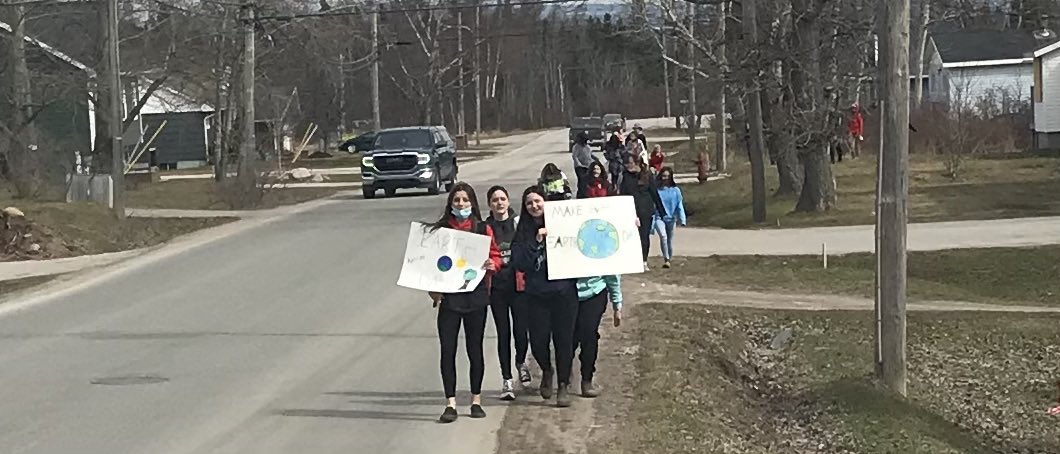 XavierJRH's tweet photo. Our grade 7’s rallying around town for Earth Day, promoting ways to safe our earth and inspired the town to initiate a challenge to the community. KUDOS! https://t.co/UnXy0GgLET