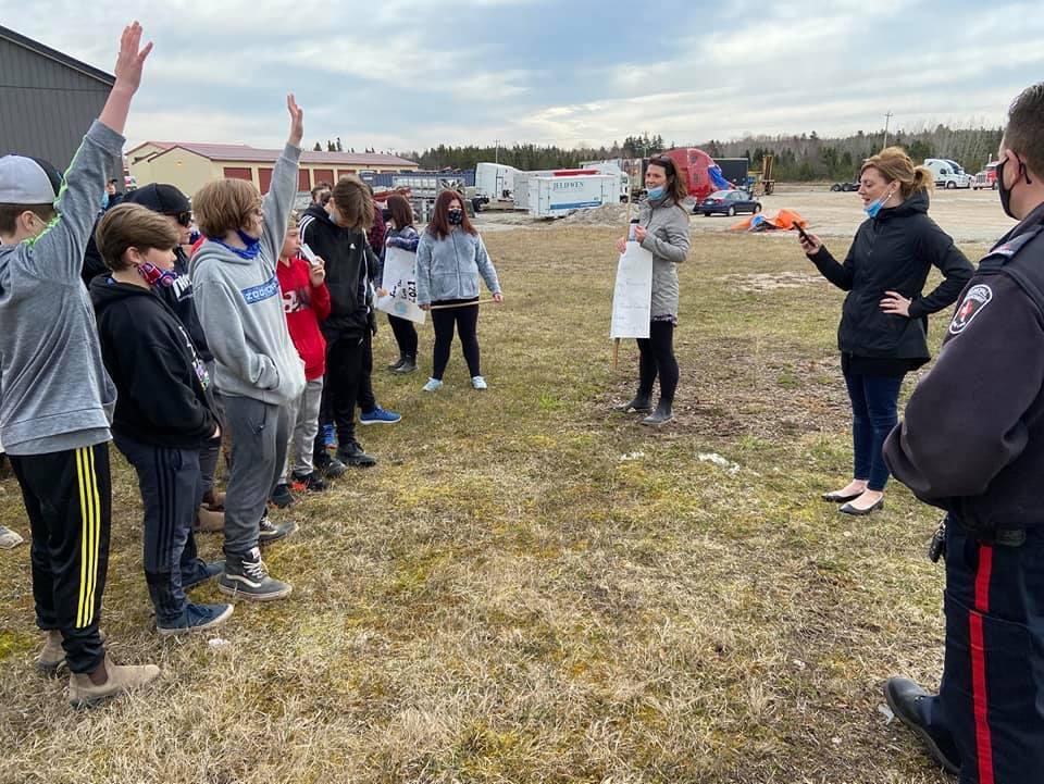 Our grade 7’s rallying around town for Earth Day, promoting ways to safe our earth and inspired the town to initiate a challenge to the community. KUDOS!