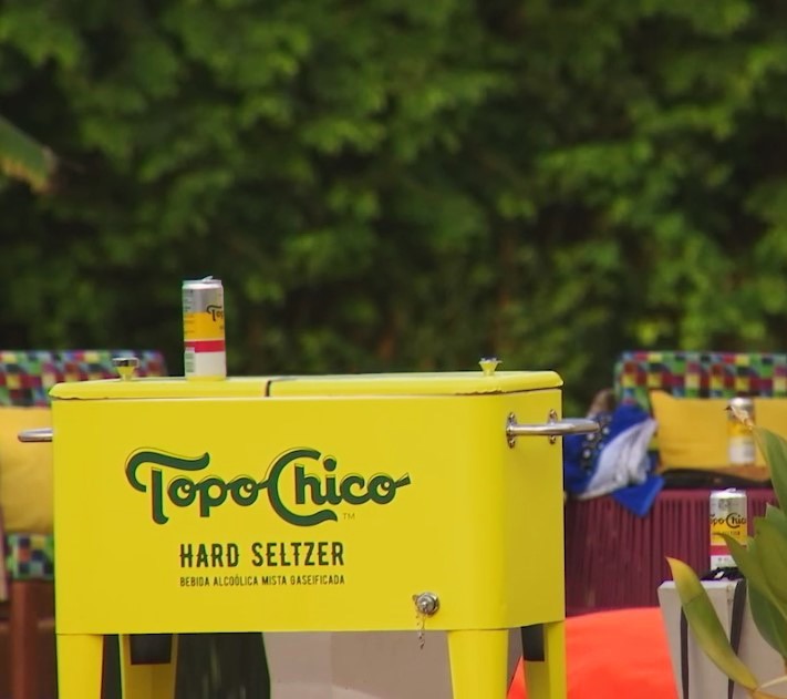 A casa tá pegando fogo no #DeFeriasCelebs! Pra trazer uma refrescância, nada como #TopoChicoHardSeltzer. Água com gás + álcool, zero glúten e 90 calorias por lata.

#PerfectContradiction E aí, topa?
spr.ly/6010H4Y00

@mtvdeferiasbr @mtvbrasil #ExNaMTV
Beba com moderação.