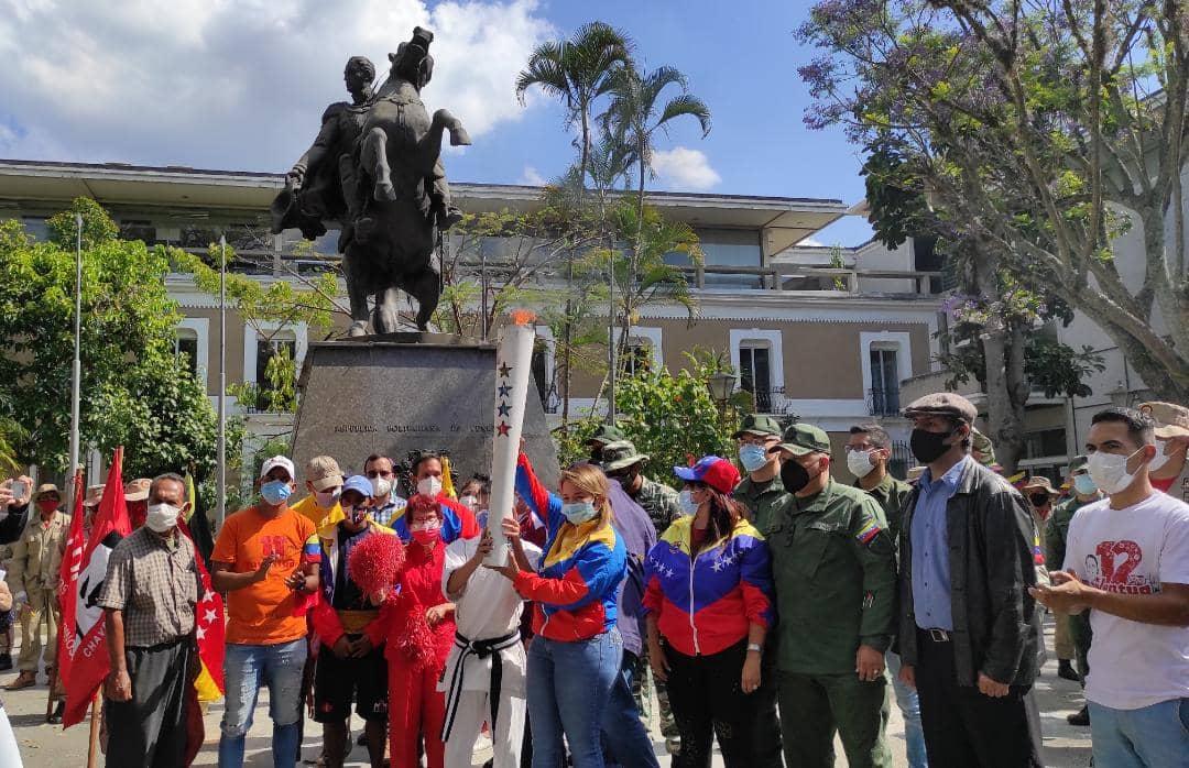 #Gobierno || Vicepresidenta <a href="/DrodriguezVen/">Delcy Rodríguez</a>: Venezuela entera vive el Bicentenario de la Batalla de Carabobo con pasión y júbilo. El Fuego Patrio avanza en su recorrido por nuestro suelo en Unión Cívico-Militar. La llama libertaria ya ha visitado Caracas y Miranda.