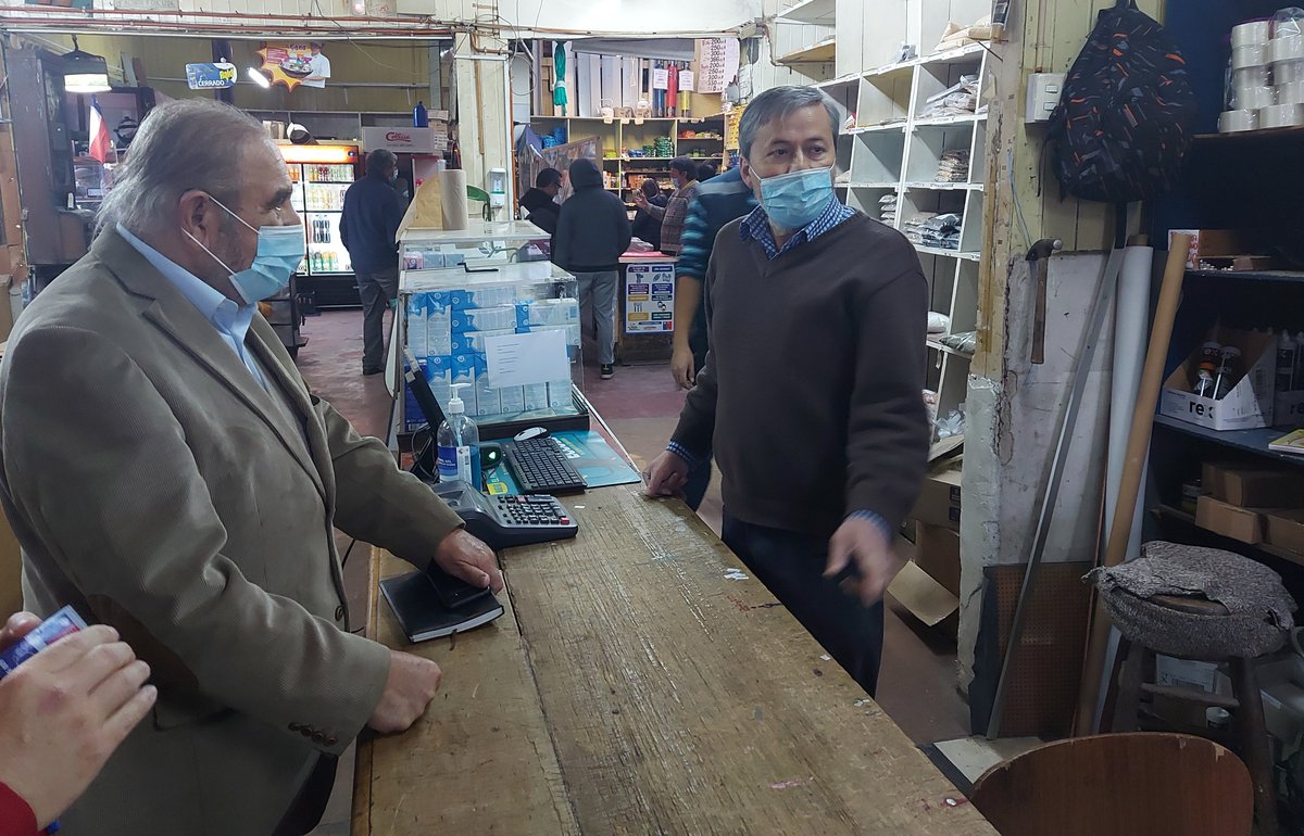 SeremiTrab_Vald's tweet photo. En el marco del Protocolo de Vigilancia COVID-19, El Seremi @Ortiz_DeFilippi junto al Director regional del @ISLLosRios @pabloalva visitan empresa Ordenes e Hijos LTDA en #Valdiviacl, para efectuar Búsqueda Activa de Casos (BAC) a sus trabajadores,con las medidas correspondientes https://t.co/Uh797p8tXO