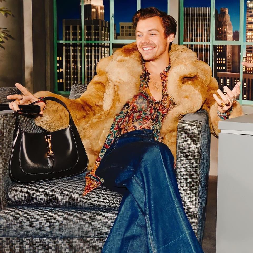 hstylespics's tweet photo. harry is not made for gucci, gucci was made for harry https://t.co/UWStIiqMnz