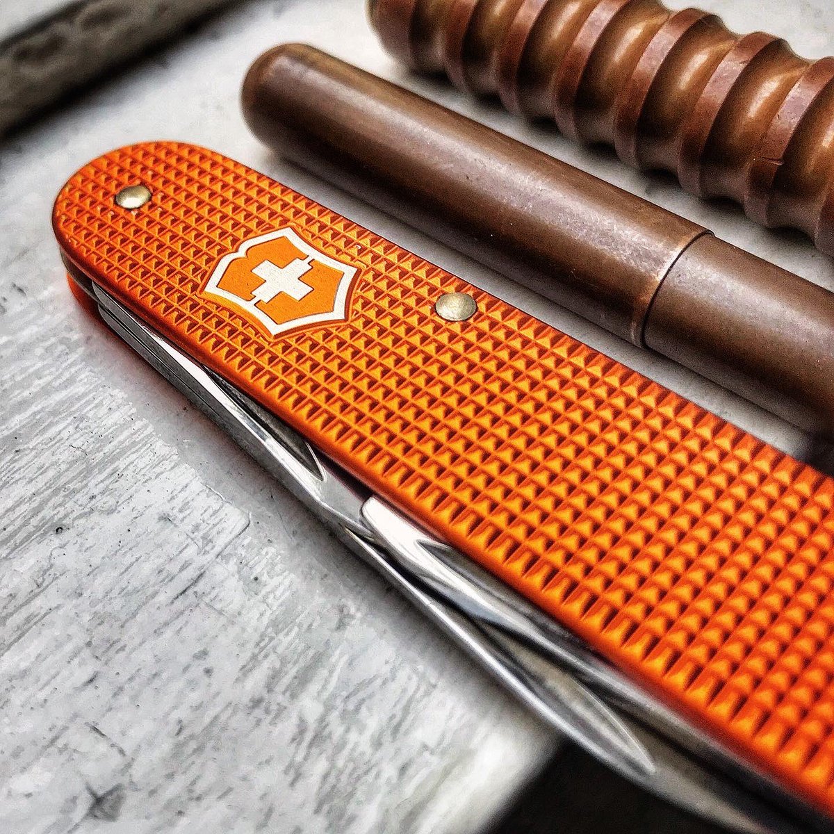 hotpixel's tweet photo. Definitivamente necesito una 🔪 con cachas de cobre para completar este set.
#everydaycarry #writelightslice #edccommunity #pockettools #victorinox #sakallday #victorinoxcadet #writingtools #kawecoliliput #prometheuslights #preparedness #siemprelistos #edclife #whatsinyourpocket https://t.co/FflLyRRdXk