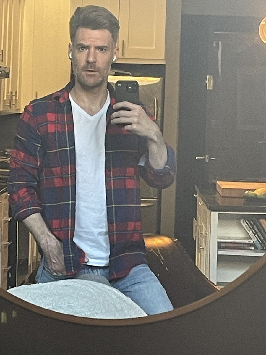 mwolfface's tweet image. This is a photo to tell you to tune into @technokittten and #spybar right now 🎶 🎵   Do it. Now.