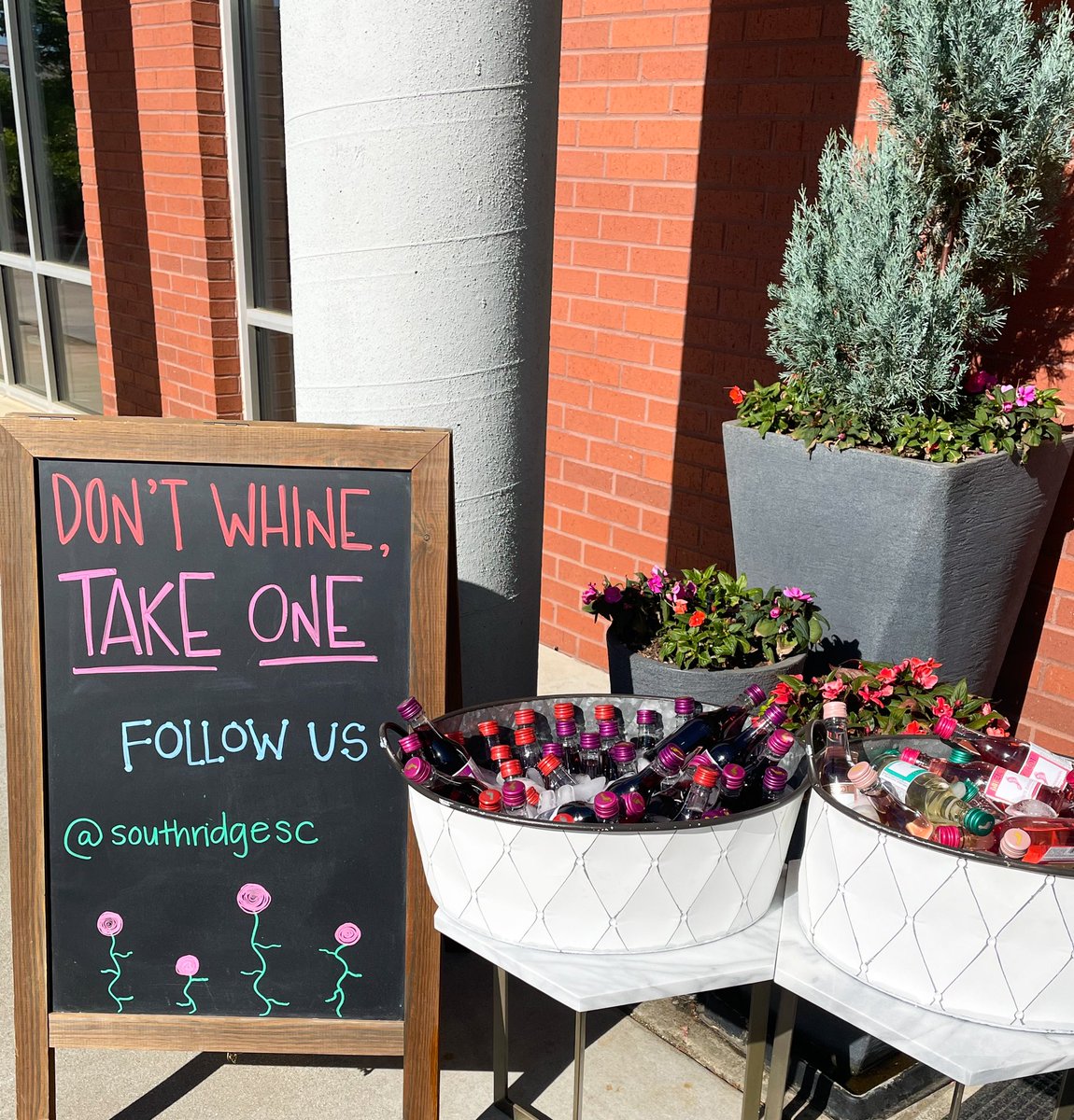 SouthRidgeSC's tweet photo. Our residents (and us..of course) thoroughly enjoyed last night’s #winedownwendnesday social! 🍷 CitySide Eats and Dose of Greenery were also here making the evening even more exciting! 🙌
#southridgesc #residentsocial #residentevent #citysideeats #doseofgreenery https://t.co/9OPvVab3Lx