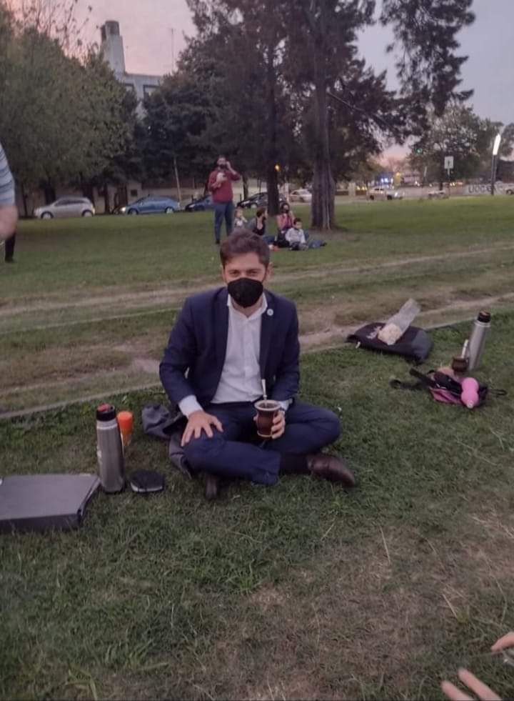 #LaPlata vecinos de Villa Elvira fotografiaron a Axel Kicillof tomando mates en la rambla de 1 y 72.