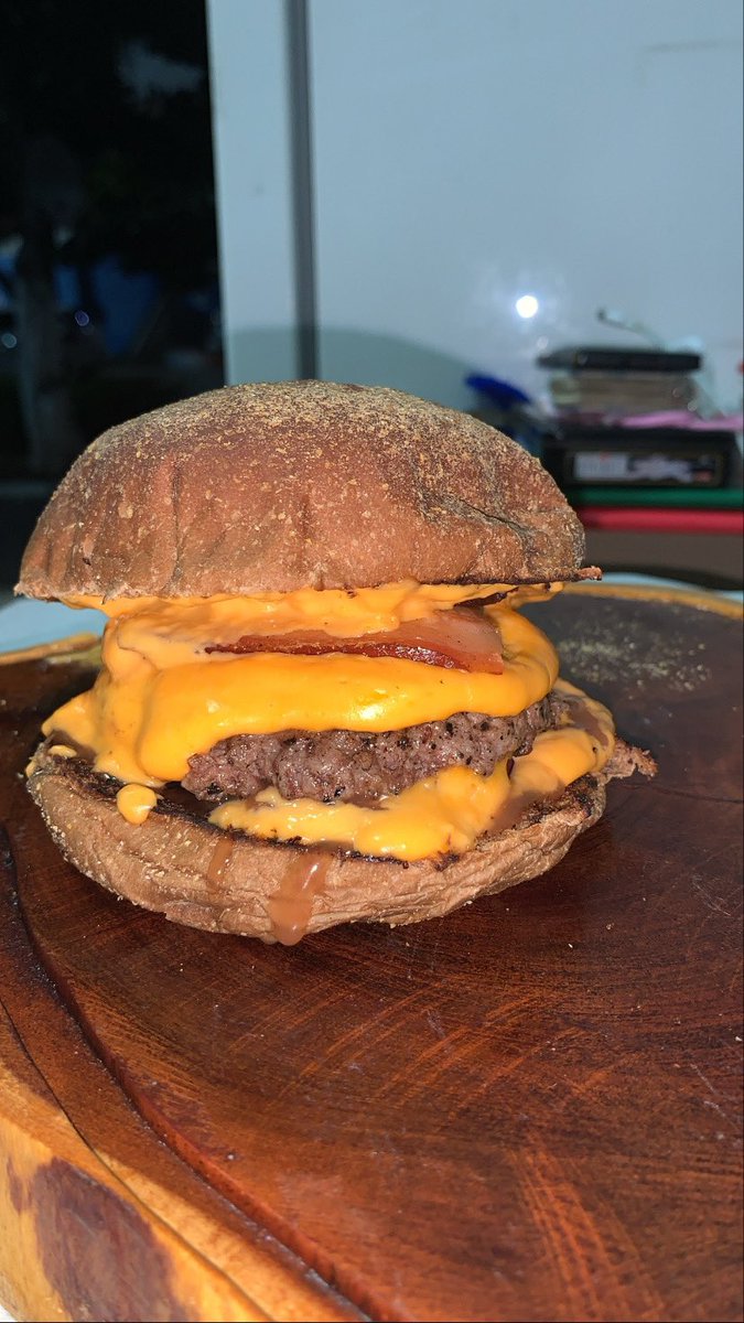 lu_zionista's tweet image. Oi gente, hoje faz 4 dias que eu abri uma hamburgueria em Olinda e os outros dois foram top porém hoje só vendemos 2 hambúrguer até agora (um pra mim mesma 😬) vou deixar umas fotinhas aqui pra caso alguém queria pedir pra ajudar. (81988921056)