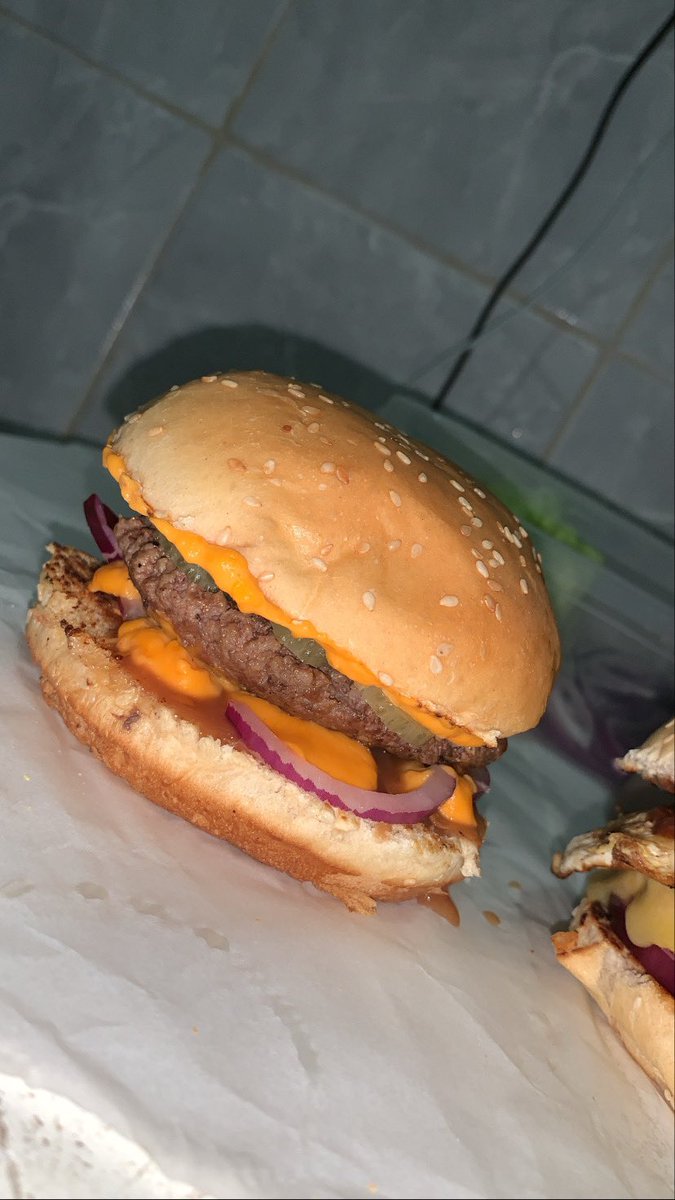 lu_zionista's tweet image. Oi gente, hoje faz 4 dias que eu abri uma hamburgueria em Olinda e os outros dois foram top porém hoje só vendemos 2 hambúrguer até agora (um pra mim mesma 😬) vou deixar umas fotinhas aqui pra caso alguém queria pedir pra ajudar. (81988921056)