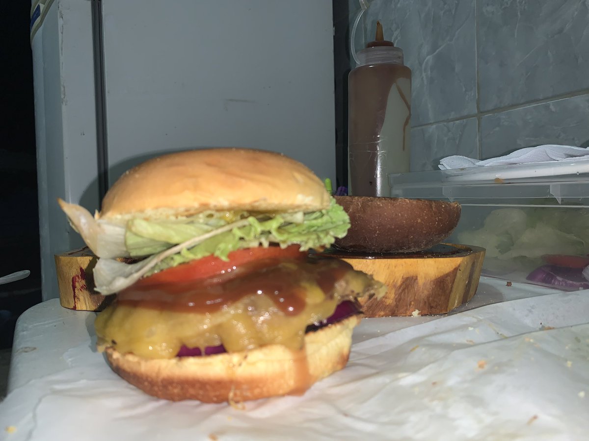 lu_zionista's tweet image. Oi gente, hoje faz 4 dias que eu abri uma hamburgueria em Olinda e os outros dois foram top porém hoje só vendemos 2 hambúrguer até agora (um pra mim mesma 😬) vou deixar umas fotinhas aqui pra caso alguém queria pedir pra ajudar. (81988921056)