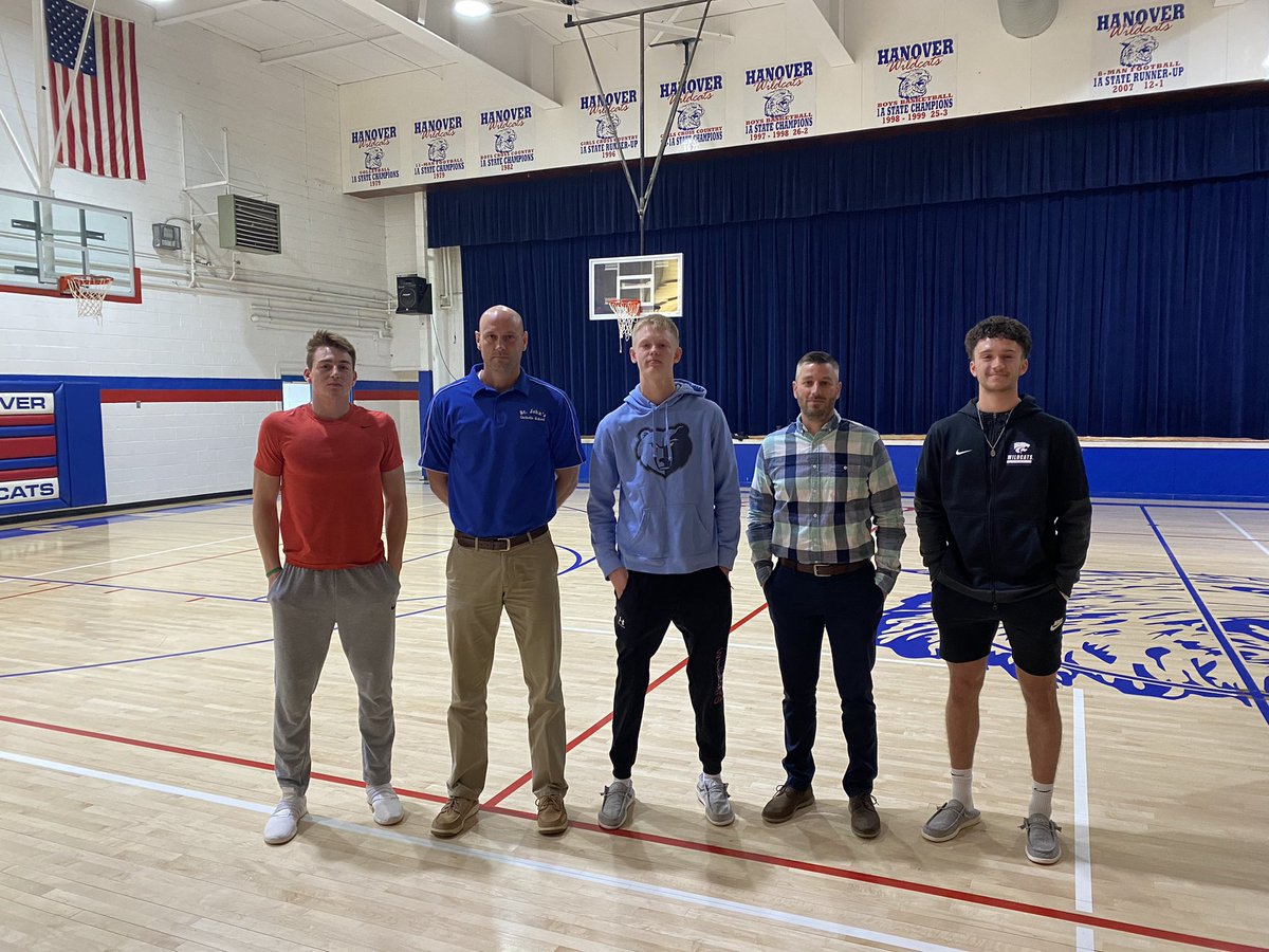 KuplenChet's tweet photo. I was around way too many SIK coach and player of the year athletes 🏀🏈 the last two days 😉 @BballHanover @LittleRiver_FB @emmitt_jueneman @24_jayden @USD444 #sportsinkansas https://t.co/FSynsa1vAb