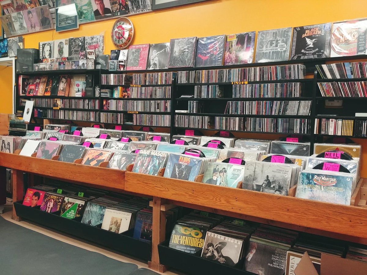allanetmanski's tweet photo. It’s been a couple of days since I did a #locallove post, but that’s just because sometimes life gets busy! Onto day 11 as I get caught up on things and we’ll jump right into a spot that I have frequented and absolutely love...#ZapRecords.
https://t.co/bRytnyOl2J
#supportlocal https://t.co/wpa0RPkDtq