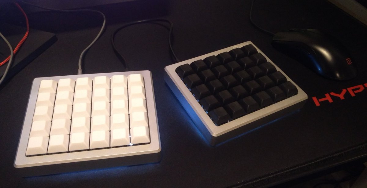 🏁⌨️ 💨 an den Keycaps ändert sich bestimmt noch etwas farblich aber sonst mega happy! Weiß zum zocken und Schwarz für Buyscript und Binds 😬