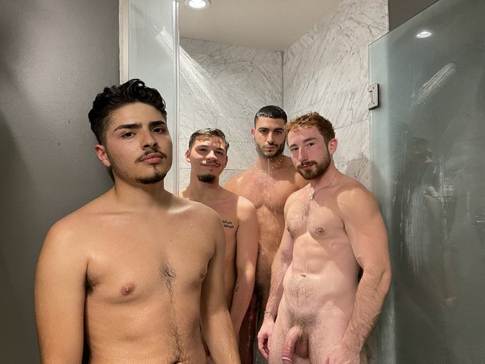 3 sum who ? Nah done that 👬🏻👨🏼&zwj;🤝&zwj;👨🏻  Sexy couple ↙️↘️  @kyfriedtwunk @orelbu and my papi @kissingfuego