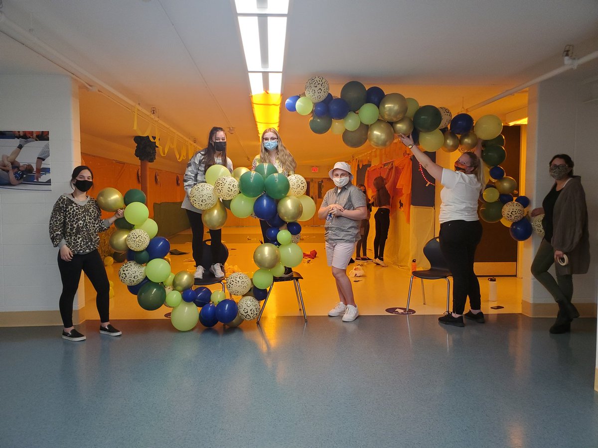 MsmeadP's tweet photo. Hall decorating. #together #pythonpride #PelhamProud #PHSspiritweek #physicaldistancing https://t.co/8uBCNFrIeJ