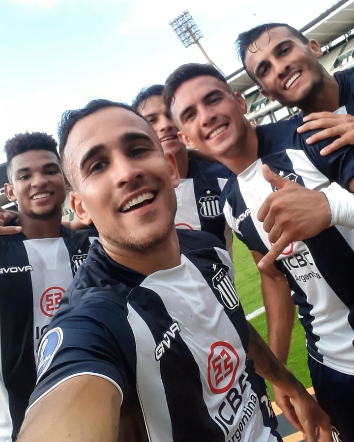 SC_ESPN's tweet photo. La histórica selfie del primer gol de @CATalleresdecba en una Copa #Sudamericana: la sacó el goleador, Fragapane. https://t.co/faWimAlYYB