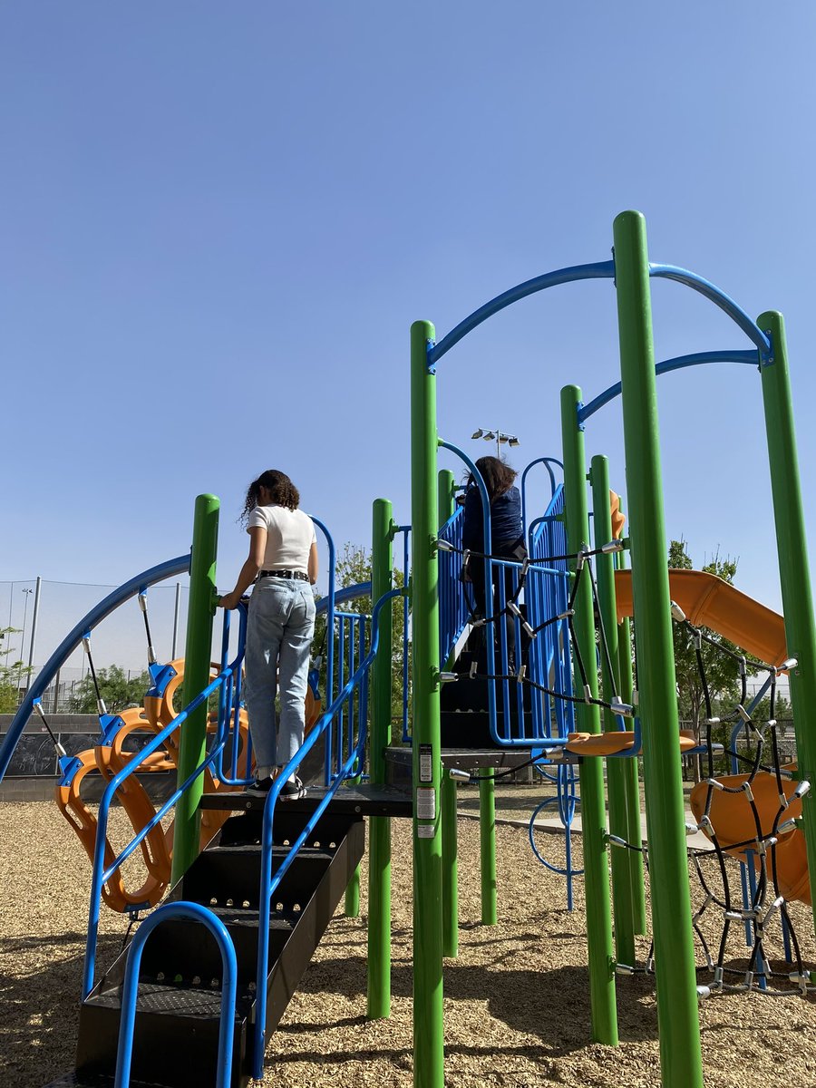 damiani_ms's tweet photo. Thank you to Ms. Teskey and Student Council for taking care of and beautifying our playground! #SequoiaSchools #StudentCouncil #ServantLeadership https://t.co/1dSFAd3Wg7