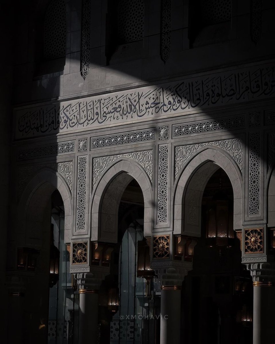 •

﴿ إِنَّ اللَّهَ وَمَلَائِكَتَهُ يُصَلُّونَ عَلَى النَّبِيِّ ۚ يَا أَيُّهَا الَّذِينَ آمَنُوا صَلُّوا عَلَيْهِ وَسَلِّمُوا تَسْلِيمًا ﴾ ..♥️

#صباح_الخير